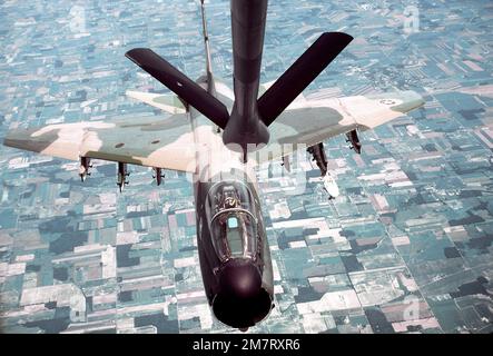 VUE aérienne d'un avion A-7 Corsair II en direction d'un KC-135 Stratotanker pour le ravitaillement, vue depuis la section du pétrolier de l'opérateur de flèche, pendant l'exercice Sentry Castle '81. Le Corsair est issu du groupe tactique de chasseurs 112th, de la Garde nationale aérienne de Pennsylvanie, et le Stratotanker est issu du 147th Air Fighter Squadron. Objet opération/série: SENTRY CASTLE '81 base: Pittsburgh État: Pennsylvanie (PA) pays: États-Unis d'Amérique (USA) Banque D'Images