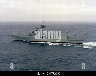 Vue aérienne du barrage portuaire de la frégate australienne HMAS CANBERRA (F-02) lors de son premier lancement de missile Harpoon près du Pacific missile Test Center, point Mugu (Californie). Pays : Océan Pacifique (POC) Banque D'Images