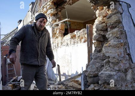 Kherson, Ukraine. 10th janvier 2023. Aleksei quitte sa maison endommagée pour se rendre à l'hôpital pour ses blessures. Aleksei, 62 ans, et son frère jumeau Sergueï ont été frappés par un missile russe à leur domicile ce soir. Aleksei, qui était assis dans la salle de séjour, a été frappé par des débris du mur, blessant sa tête. (Photo par Edgar Gutiérrez/SOPA Images/Sipa USA) crédit: SIPA USA/Alay Live News Banque D'Images