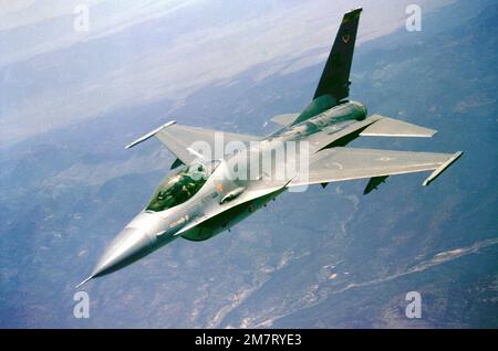Vue avant gauche d'un avion Faucon de combat F-16A de l'aile de combat tactique 388th impliquée dans l'exercice Red Flag '81. Objet opération/série : BASE DU DRAPEAU ROUGE '81 : base de la Force aérienne de mars État : Californie (CA) pays : États-Unis d'Amérique (USA) Banque D'Images