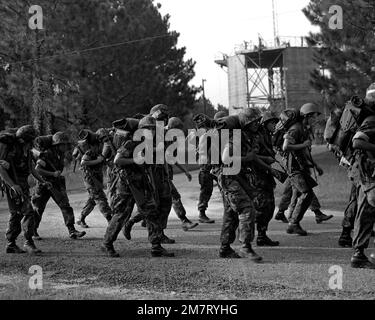 Une peloton de recrue Woman Marine de la série 10, Compagnie K, part en arrière d'un exercice de formation de trois jours sur le terrain à page Field, Marine corps Recruit Depot. Une tour utilisée pour la formation à la rape de corde est en arrière-plan. Base: USMC Recruit Depot,Parris Island État: Caroline du Sud (SC) pays: États-Unis d'Amérique (USA) Banque D'Images