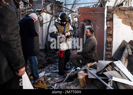 Kherson, Ukraine. 10th janvier 2023. Un homme de Kherson attend les premiers secours après avoir été blessé par des bombardements russes dans son domicile. 2 frères de Kherson âgés de 62 ans ont perdu leur maison presque complètement à la suite de bombardements russes lundi soir. Aleksei a été blessé et a ensuite dû subir une opération chirurgicale. Dans l'après-midi du lundi 9th, les troupes russes ont violemment bombardé la ville de Kherson, causant la destruction de dizaines de maisons, des blessures et la mort. Crédit : SOPA Images Limited/Alamy Live News Banque D'Images