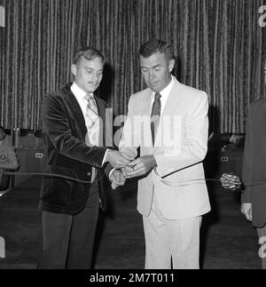 LE MGÉN Lawrence F. Sullivan, commandant de la base de logistique des Marines, et le SGT Paul M. Gawry, président du comité consultatif des clubs inscrits, coupent le ruban du club récemment rénové de la base. La cérémonie a eu lieu dans la salle à manger principale du club. Base: Albany État: Géorgie (GA) pays: États-Unis d'Amérique (USA) Banque D'Images