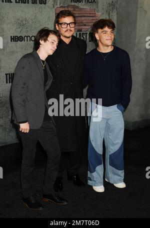 LOS ANGELES, CALIFORNIE - JANVIER 09 : Pedro Pascal (C) et ses neveux assistent à la première à Los Angeles de « The Last of US » d'HBO au Regency Village Th Banque D'Images