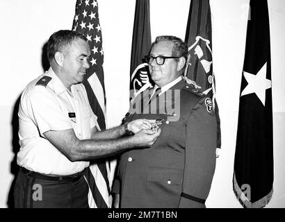 La Légion du mérite est présentée au col Warren A. Parker lors de sa retraite de l'Armée. La présentation est faite par LE BGÉN Bill B. Lefler, commandant adjoint, United States Army Health Services Command. Base: Fort Sam Houston, San Antonio État: Texas (TX) pays: États-Unis d'Amérique (USA) Banque D'Images