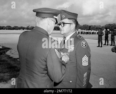 La Légion du mérite est présentée au Commandement SGM Jack N. Kaloplastos lors de sa retraite de l'Armée. La présentation est FAITE par LE MGÉN Quinn E. Becker, commandant de l'Académie des sciences de la santé. Base: Fort Sam Houston, San Antonio État: Texas (TX) pays: États-Unis d'Amérique (USA) Banque D'Images