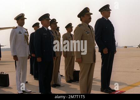 LE CHEF de l'air ACM Shamin, du Pakistan, qui est debout avec un général de l'Armée de l'air des États-Unis, honore le drapeau de la nation à son arrivée pour une visite. Base: Andrews Air Force base État: Maryland (MD) pays: États-Unis d'Amérique (USA) Banque D'Images