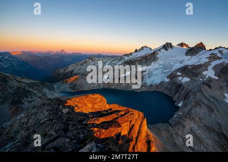 Coucher de soleil sur un sommet glacié dans les montagnes Cascade Banque D'Images