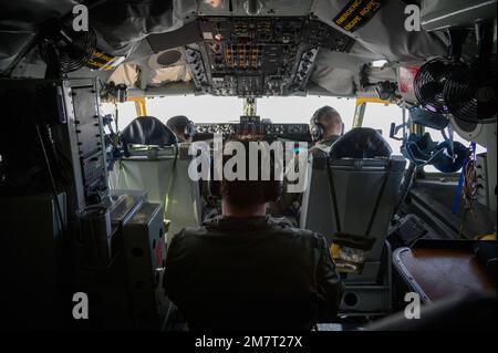 ÉTATS-UNIS Des aviateurs affectés à l'escadron de ravitaillement en vol 168th de la Garde nationale aérienne de l'Alaska pilotent un KC-135 Stratotanker pendant le DRAPEAU ROUGE Alaska 22-1 au complexe de la portée de joint Pacific Alaska, à 12 mai 2022. L'espace aérien de JPARC couvre plus de 77 000 000 miles carrés et offre un environnement d'entraînement réaliste, permettant aux participants RF-A de s'entraîner pour des engagements à spectre complet, allant des compétences individuelles aux engagements communs complexes et à grande échelle. Banque D'Images