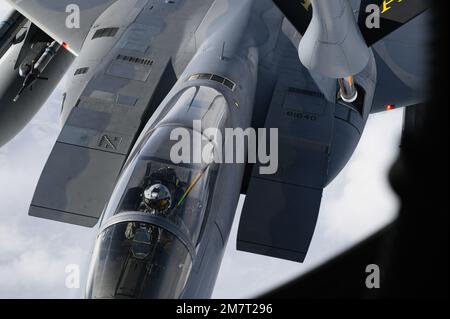 A ÉTATS-UNIS L'aigle F-15C de la Force aérienne affecté à l'escadron de chasseurs 67th reçoit du carburant d'un KC-135 Stratotanker affecté à l'escadre de ravitaillement aérien 168th pendant LE DRAPEAU ROUGE Alaska 22-1 au complexe de la zone de liaison Pacifique Alaska, à 12 mai 2022. RF-A 22-1 offre des possibilités uniques d'intégrer diverses forces dans la formation conjointe et multilatérale à partir de bases d'opérations prospectives simulées. Banque D'Images