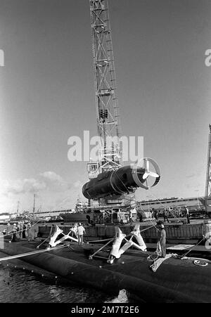 Une grue abaisse le véhicule de sauvetage en immersion profonde AVALON (DSRV-2) sur le sous-marin d'attaque nucléaire USS CAVALLA (SSN-684). L'AVALON et LE CAVALLA participent à un exercice de vol pour former le personnel à la manipulation et à l'exploitation du DSRV. Base: Pearl Harbor État: Hawaï (HI) pays: Etats-Unis d'Amérique (USA) Banque D'Images