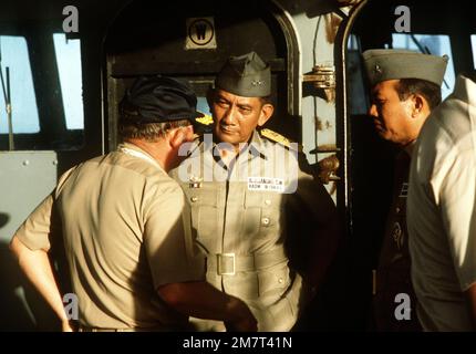 RADM Simeon Alejandro, officier de drapeau commandant le centre de la marine philippine, discute des opérations de sauvetage avec un américain Officier de marine, à gauche. Le navire de munitions USS MOUNT HOOD (AE-29) aide au sauvetage des hommes d'équipage du destroyer philippin surdimensionné DATU KALANTIAW (ex-STAND USS DE-170). Pays: Mer des Philippines Banque D'Images