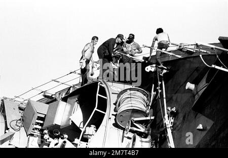 Des membres d'équipage du navire de munitions USS MOUNT HOOD (AE-19) participent aux opérations de recherche et de sauvetage (SAR) à bord de la frégate philippine échouée et renversée RPS DATU KALANTIAW (PS-76). Le navire a été pris par le typhon Clara. Base: Île de Calayan pays: Philippines Banque D'Images