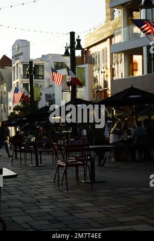 Photo prise à Little Italy San Diego, mettant l'accent sur la sous-exposition de la ville et de ses détails pour obtenir plus de contre-jour. Banque D'Images