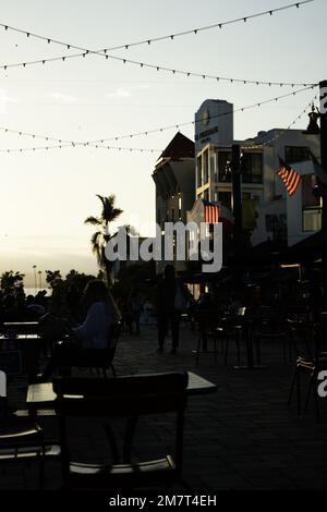 Photo prise à Little Italy San Diego, mettant l'accent sur la sous-exposition de la ville et de ses détails pour obtenir plus de contre-jour. Banque D'Images