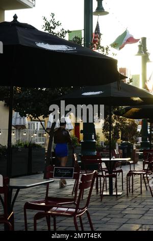 Photo prise à Little Italy San Diego, mettant l'accent sur la sous-exposition de la ville et de ses détails pour obtenir plus de contre-jour. Banque D'Images