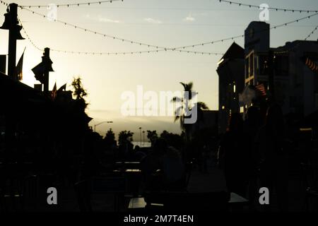 Photo prise à Little Italy San Diego, mettant l'accent sur la sous-exposition de la ville et de ses détails pour obtenir plus de contre-jour. Banque D'Images