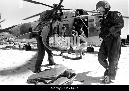 Les membres de l'équipage du navire de munitions USS MOUNT HOOD (AE-29) déchargent les fournitures d'un U.S. Hélicoptère de la Force aérienne pendant les opérations de recherche et de sauvetage de la frégate philippine échouée et renversée RPS DATU KALANTIAW (PS-76). La frégate a été dépassée par le typhon Clara. Base: Île de Calayan pays: Philippines Banque D'Images