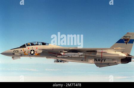 Vue aérienne gauche d'un F-14A Tomcat avant de lancer un missile air-air à moyenne portée (AMRAAM) avancé sur la zone du Centre d'essai des missiles du Pacifique. Base: Naval Air Station, point Mugu État: Californie (CA) pays: Etats-Unis d'Amérique (USA) Banque D'Images