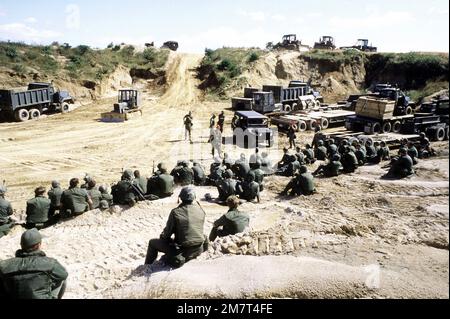 Les membres de l'escadron de génie civil 554th actionnent des bulldozers pour dégager la portée des armes à feu. L'unité participe à un exercice conjoint de formation à la mobilité de l'équipe Red Horse. Base: Camp Casey pays: Corée du Sud Banque D'Images