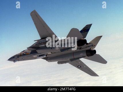 Vue de dessous gauche air-air d'un F-14A Tomcat avant de lancer un missile air-air de moyenne portée (AMRAAM) avancé sur la zone du Centre d'essai des missiles du Pacifique. Base: Naval Air Station, point Mugu État: Californie (CA) pays: Etats-Unis d'Amérique (USA) Banque D'Images