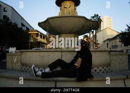 Le modèle est placé devant une fontaine. La photo est prise avec une grande ouverture, une sensibilité ISO faible et une vitesse d'obturation élevée. Banque D'Images