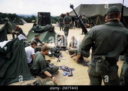 Les membres de l'escadron du génie civil 554th nettoient leurs fusils M-16. L'unité participe à un exercice conjoint de formation à la mobilité de l'équipe Red Horse. Base: Camp Casey pays: Corée du Sud Banque D'Images