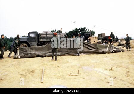 Les membres de l'escadron du génie civil du 554th, qui quittent le camp, sont en train d'emballer une tente. L'unité participe à un exercice conjoint de formation à la mobilité de l'équipe Red Horse. Base: Camp Casey pays: Corée du Sud Banque D'Images