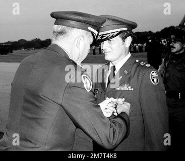 La Légion du mérite est présentée au LCOL Raymond G. Canant lors de sa retraite de l'Armée de terre. La présentation est faite par LE MGÉN Raymond H. Bishop, commandant du United States Army Health Services Command. Base: Fort Sam Houston, San Antonio État: Texas (TX) pays: États-Unis d'Amérique (USA) Banque D'Images