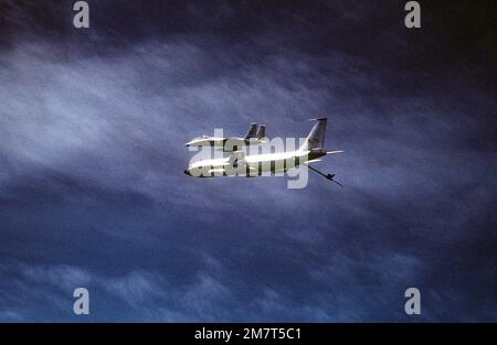 Vue aérienne du côté gauche d'un KC-135 Stratotanker du 909th e Escadron de ravitaillement en vol qui se prépare à faire le plein d'un U.S. F-15 Eagle Aircraft pendant l'exercice Kangaroo '81. Sujet opération/série: KANGAROO '81 base: RAAF Amberley État: Queensland pays: Australie (AUS) Banque D'Images