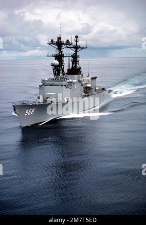 Une vue d'avant-plan du destroyer USS ARTHUR W. RADFORD (DD-968) est en cours. Pays: Océan Atlantique (AOC) Banque D'Images