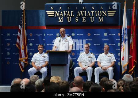 Cmdr. Jason Agostinelli fait des remarques au cours d'une cérémonie de passation de commandement pour le « Wildcats » de l'escadron d'entraînement (VT) 10 au Musée national de l'aviation navale de Pensacola, en Floride, en 12 mai. Banque D'Images