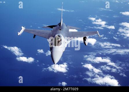 Vue de dessus d'un avion Faucon de combat F-16 de l'escadron de combat tactique 428th, en route vers Hawaï pour participer à l'exercice COPE Elite. Opération/série de sujets : PAYS D'ÉLITE DU COPE : océan Pacifique (POC) Banque D'Images