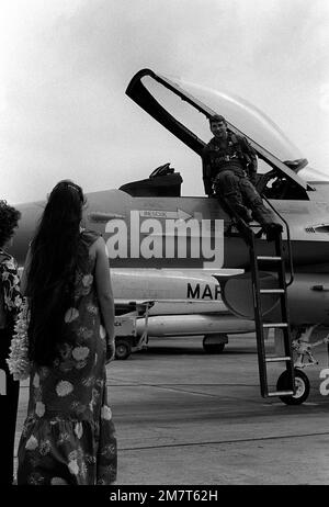Au moment où cet avion Faucon Fighting de la Force aérienne F-16A s'est arrêté, il y avait au moins deux dames là pour accueillir le pilote, de style hawaïen. Le F-16A est issu de l'escadron de combat tactique 428th situé à la base aérienne de Nellis, Nevada, et il est ici pour voler avec des avions fantômes F-4 marins à l'appui des unités de l'Armée de terre basées à Hawaï. L'événement est un exercice des chefs d'ÉTAT-MAJOR interarmées, qui durera un mois (du 2 octobre au 2 novembre). Base: Marine corps Air Station Kaneohe État: Hawaii (HI) pays: Etats-Unis d'Amérique (USA) Banque D'Images
