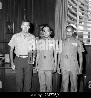 LE MGÉN Lawrence F. Sullivan, commandant général de la Marine corps Logistics base, détient un don de 1LT J. J. J. Sanga et MSGT U. A. Almajar de la République des Philippines. Base: Corps de la marine base de Logis, Albany État: Géorgie (GA) pays: Etats-Unis d'Amérique (USA) Banque D'Images