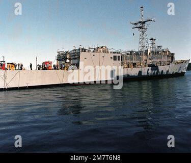 Vue à tribord de la frégate de missile guidé de la classe Oliver Hazard Perry USS AUBREY FITCH (FFG 34) immédiatement après avoir glissé dans l'eau à la fin de sa cérémonie de lancement. Base: Bath État: Maine (ME) pays: Etats-Unis d'Amérique (USA) Banque D'Images