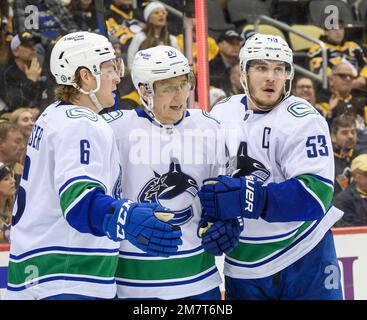 Pittsburgh, États-Unis. 10th janvier 2023. Le défenseur des Canucks de Vancouver Travis Dermott (24) célèbre son but avec l'aile droite des Canucks de Vancouver Brock Boeser (6) et le centre des Canucks de Vancouver Bo Horvat (53) au cours de la troisième période de la victoire des Penguins 5-4 au PPG Paints Arena de Pittsburgh, mardi, 10 janvier 2023. Photo par Archie Carpenter/UPI crédit: UPI/Alay Live News Banque D'Images