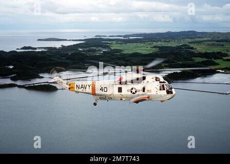 Vue aérienne à droite d'un hélicoptère SH-3 Sea King de l'escadron composite 5 (VC-5). Pays: Philippines (PHL) Banque D'Images