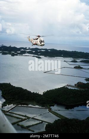 Vue avant droite air-air d'un hélicoptère SH-3 Sea King du Fleet composite Squadron 5 (VC-5). Pays: Philippines (PHL) Banque D'Images