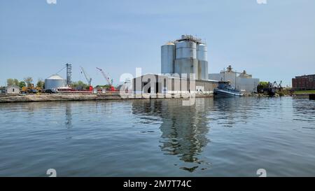 Le MV Mick, un cargo polyvalent transportant des pales de moulin à vent, est ancré sur le côté éloigné d'un quai le port d'Oswego, tandis que l'ancien U.S. Le transport de l'armée LT-5, un grand remorqueur, est amarré sur le côté proche au musée de la Marine blanche H. Lee à Oswego, New York, 12 mai 2022. Le brise-lames qui entoure le port d’Oswego et le chenal de navigation fédéral qui s’y trouve sont maintenus par les États-Unis Corps des ingénieurs de l'armée, district de Buffalo. Banque D'Images