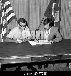 LE MGÉN Lawrence F. Sullivan, commandant général de la base de logistique des Marines, signe le contrat pour les fonds non affectés de la base. M. Bob Barbre, président de l'AFGE Union, section locale 2317, est à l'affût. Base: Corps de la marine base de Logis, Albany État: Géorgie (GA) pays: Etats-Unis d'Amérique (USA) Banque D'Images