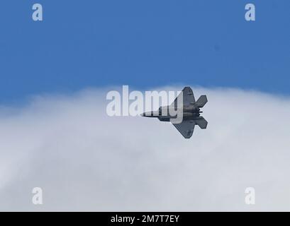 A ÉTATS-UNIS Le Raptor de la Force aérienne F-22 avec la Garde nationale aérienne de Virginie, survole le Centre de domination aérienne pendant l'Sentinelle Savannah sur 12 mai 2022. Sentry Savannah est le premier exercice contre-aérien de la Garde nationale aérienne, qui comprend 10 unités d’avions de combat de quatrième et cinquième génération, qui teste les capacités des combattants dans un environnement proche-pair simulé et forme la prochaine génération de pilotes de chasse au combat de demain. Banque D'Images