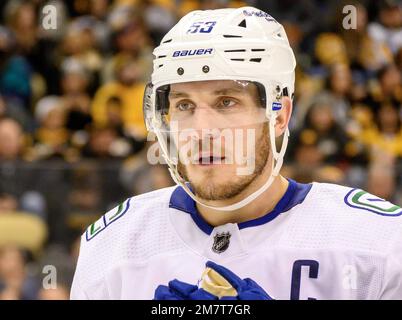 Centre des Canucks de Vancouver Bo Horvat (53) au cours de la troisième période de la victoire des pingouins 5-4 au PPG Paints Arena de Pittsburgh, mardi, 10 janvier 2023. Photo par Archie Carpenter/UPI Banque D'Images