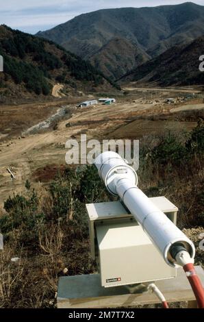 TECH. SGT. Bertram W.I. Mau Corée du Sud....Une vue de la Coréen Operational Tactical Air Range (KOTAR) avec une caméra vidéo au premier plan. Le KOTAR, affecté à l'escadron des services 51st, est en construction pendant l'exercice Commando Crest. ÉTATS-UNIS PHOTO DE LA FORCE AÉRIENNE (PUBLIÉE). Pays : inconnu Banque D'Images