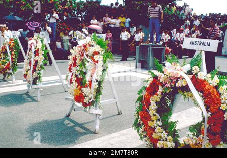 Des couronnes des soldats inconnus d'Australie, des États-Unis, du Japon et des Philippines ornent le trottoir près du monument MacArthur lors des cérémonies commémorant le retour de GEN Douglas MacArthur ici il y a 37 ans. Le retour de MacArthur a rempli sa promesse précédente et souvent citée de 'Je reviendrai'. Base: Leyte Island pays: Philippines (PHL) Banque D'Images