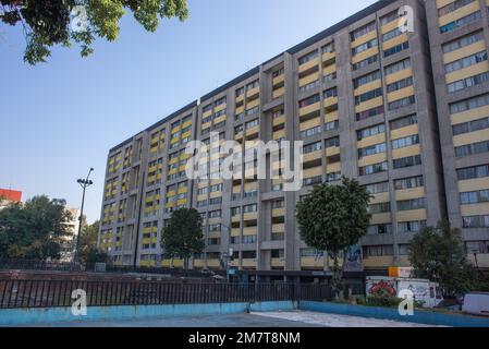 Tlatelolco, CDMX, 10 12 22, bâtiment de style moderne sur la place des 3 cultures du jour avec ciel clair, pas de personnes Banque D'Images