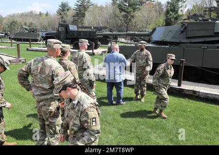 Le sergent d'état-major Ryan Tatum, de la brigade d'entraînement multifonctionnel de 181st, s'entretient avec d'autres soldats et invités après avoir terminé un réenrôlement dans l'Armée de terre à 12 mai 2022, avec le colonel R.J. Hughes, commandant en 181st de la FMTB, au parc Equipment, dans la zone commémorative historique de fort McCoy, Wisconsin. Tatum a travaillé au Bureau des affaires publiques des années 181. Le parc d'équipement est une exposition extérieure d'équipement historique et actuel représentant les types utilisés sur l'installation. La conception du parc permet d'exposer 70 pièces d'équipement, allant des hélicoptères et obusiers aux camions et remorques Banque D'Images