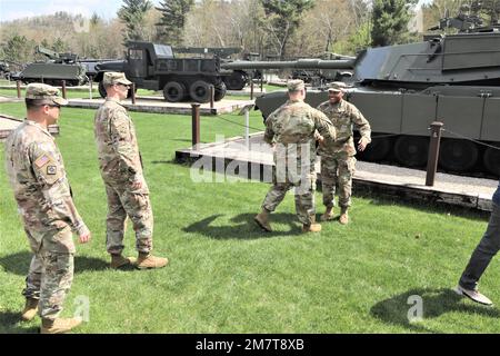 Le sergent d'état-major Ryan Tatum, de la brigade d'entraînement multifonctionnel de 181st, s'entretient avec d'autres soldats et invités après avoir terminé un réenrôlement dans l'Armée de terre à 12 mai 2022, avec le colonel R.J. Hughes, commandant en 181st de la FMTB, au parc Equipment, dans la zone commémorative historique de fort McCoy, Wisconsin. Tatum a travaillé au Bureau des affaires publiques des années 181. Le parc d'équipement est une exposition extérieure d'équipement historique et actuel représentant les types utilisés sur l'installation. La conception du parc permet d'exposer 70 pièces d'équipement, allant des hélicoptères et obusiers aux camions et remorques Banque D'Images