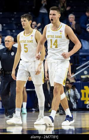 Indiana. États-Unis, 10 janvier 2023: Nate Laszewski (14), notre Dame avant, réagit à la victoire après l'action du match de basket-ball de la NCAA entre les Jackets jaunes de Georgia Tech et la bataille irlandaise de notre Dame au Pavillon Purcell au Centre Joyce de South Bend, Indiana. Notre Dame a battu Georgia Tech 73-72 en heures supplémentaires. John Mersiits/CSM. Banque D'Images