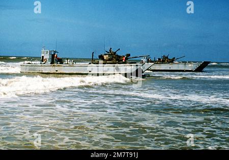 Deux embarcation mécanisée LCM-8 transportent chacun un char M-60A1 de l'unité amphibie marine 31st (31st MAU) vers la plage pendant l'exercice Kangaroo 4. Sujet opération/série : KANGAROO 4 pays : Australie (AUS) Banque D'Images